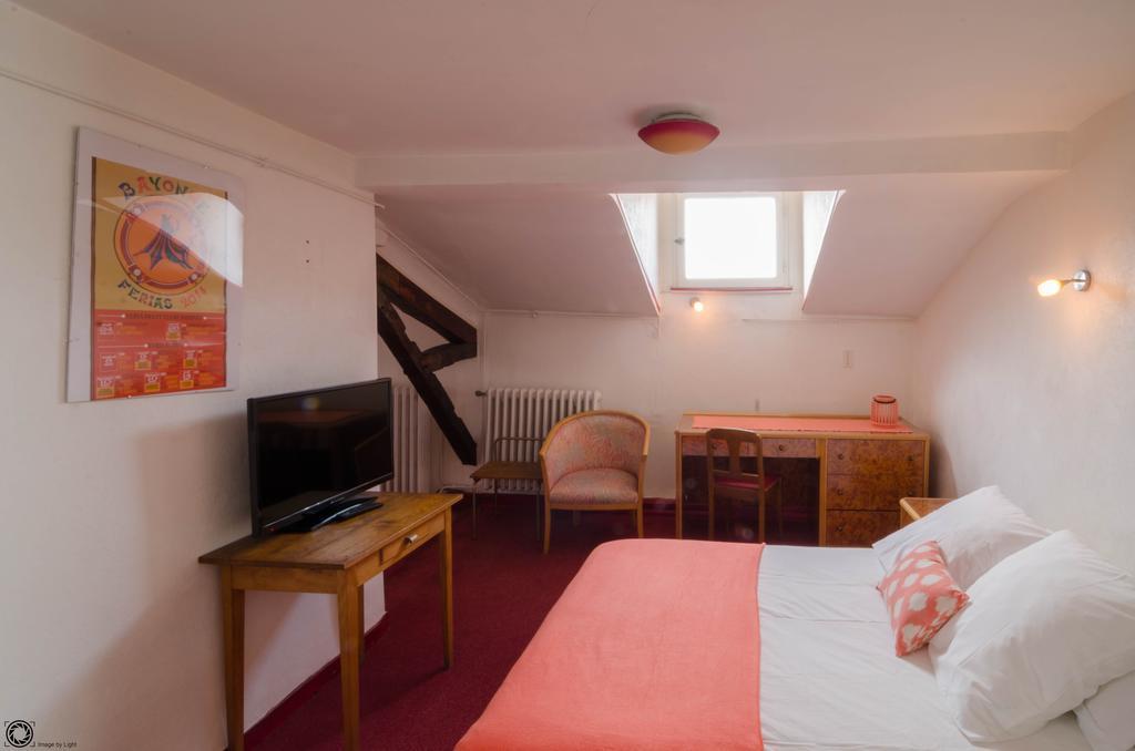 Hotel De La Gare Байон Екстериор снимка
