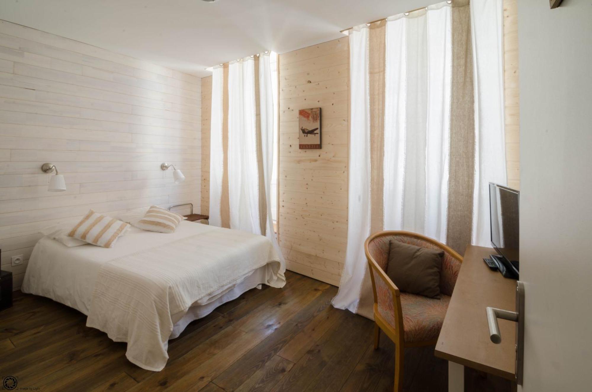 Hotel De La Gare Байон Екстериор снимка